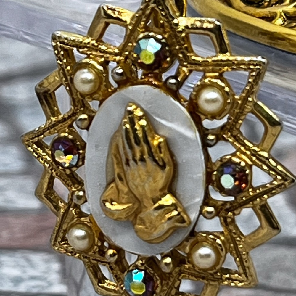 Vintage 12k GF Praying Hands Pendant Necklace - Picture 2 of 5
